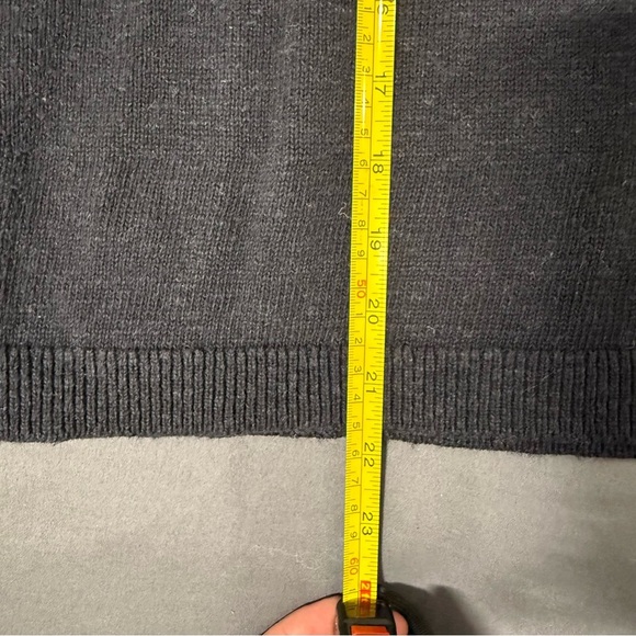Vineyard Vines Charcoal Gray V-Neck Knit Sweater | Size M - Picture 9 of 9